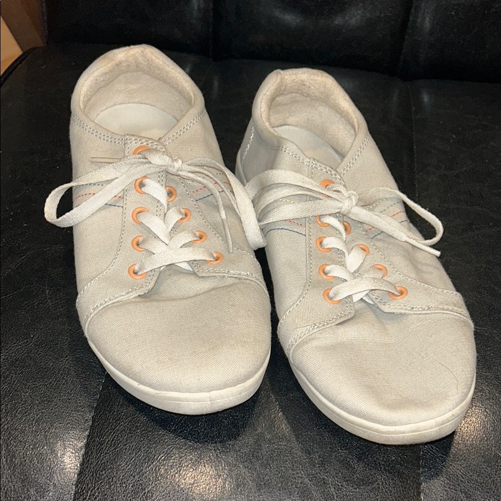 ✳️Vionic Canvass Beach Tennis Shoes Gray with Peach Accents✳️